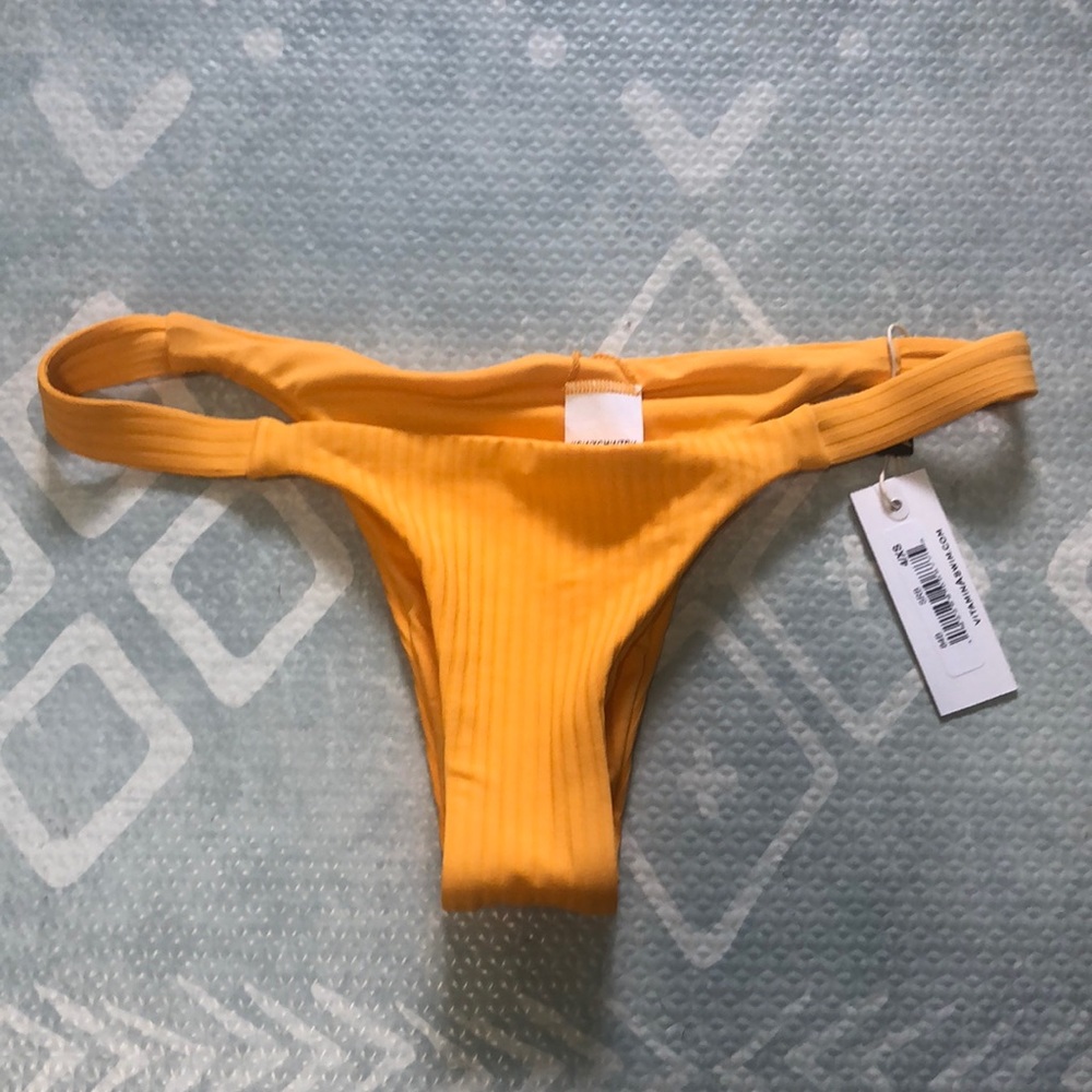 Nwt vitamin a bikini bottom in a tangelo color. Soooo cute!